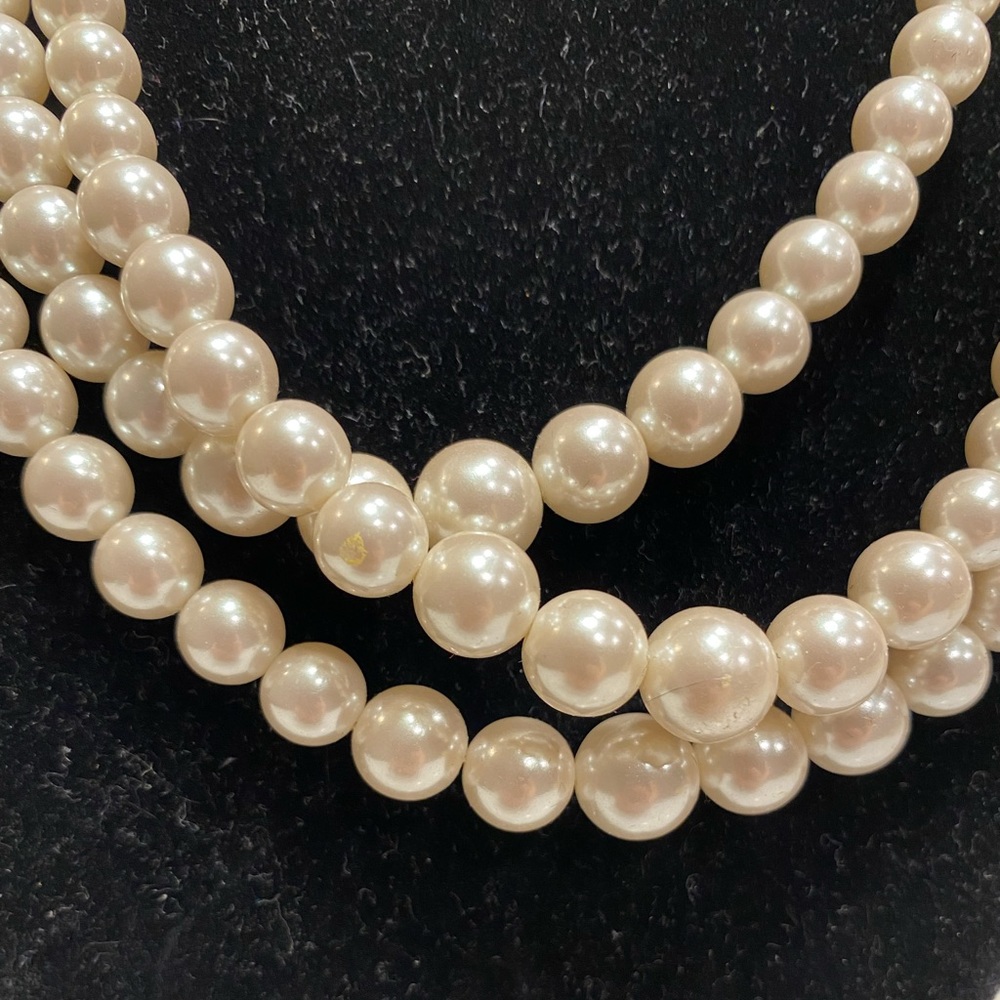 Tri- Layered Lightweight Pearl Necklace 💋 - Picture 15 of 16